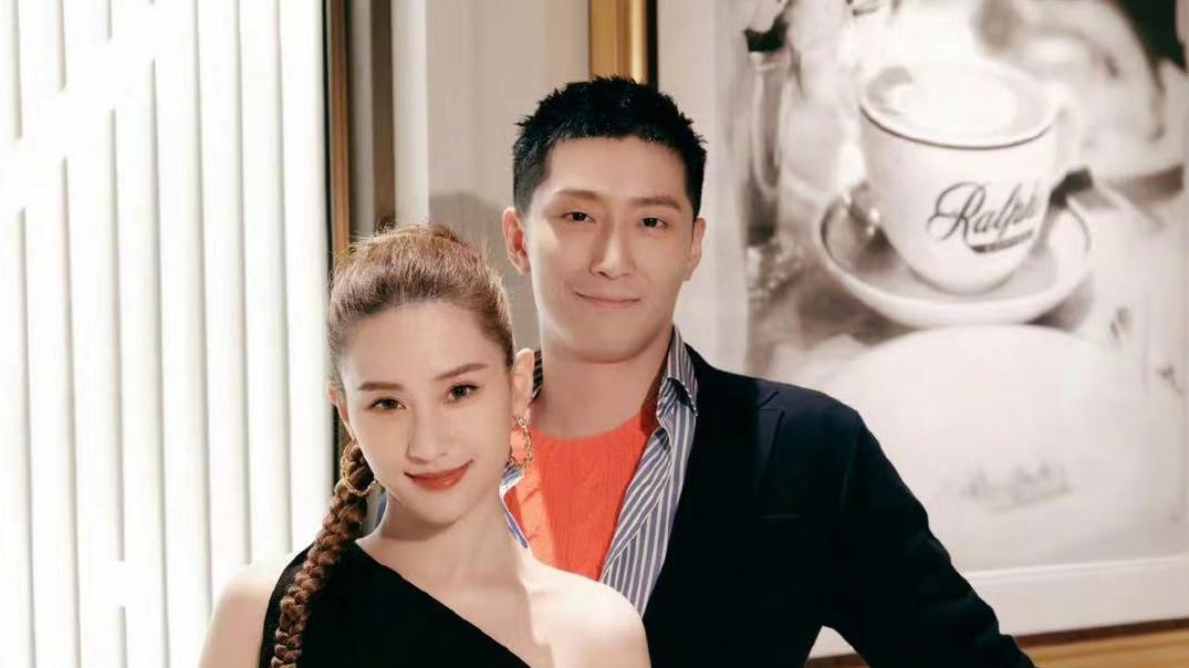 粉色|何超莲窦骁与佘诗曼聚餐，光顾平价小吃店，与众多食客挤在小厅内