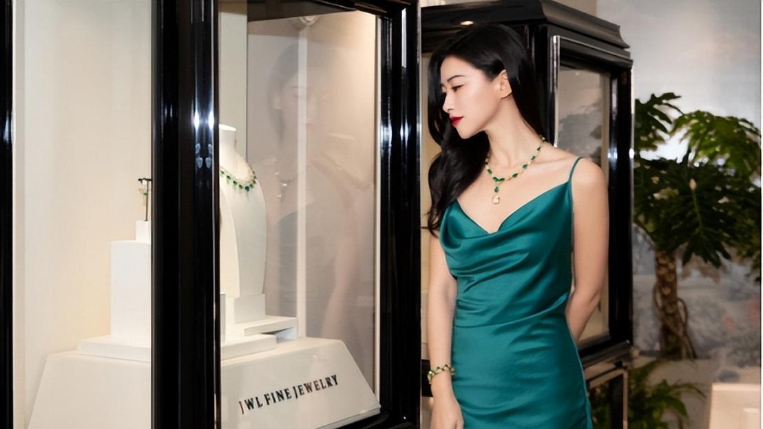 演员朱珠绝对是聪明人，在国外积攒名利，在国内变身实力女演员