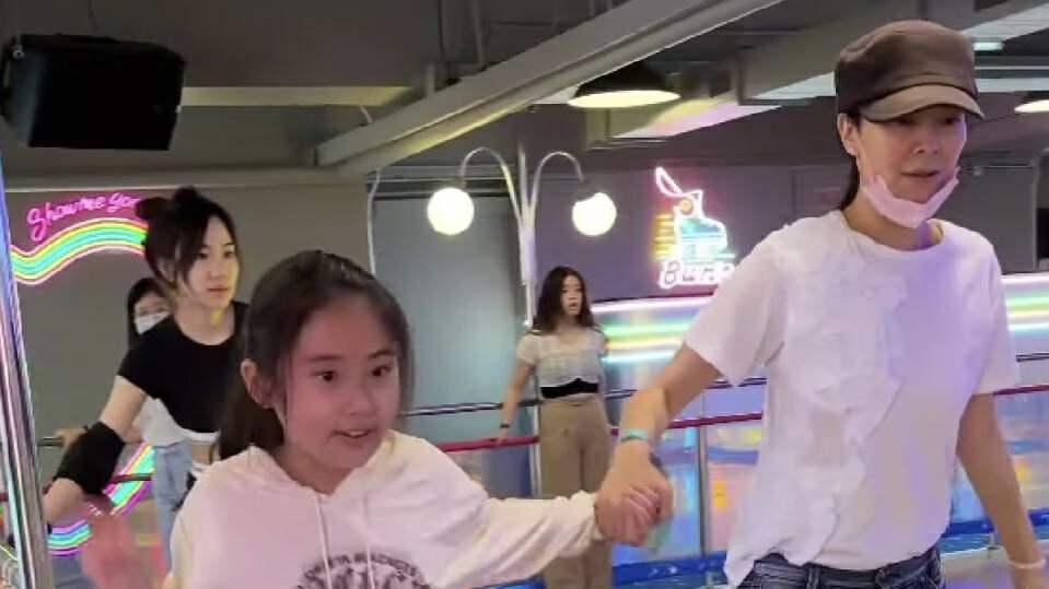 |TVB前花旦携11岁女儿现身溜冰场！真实状态曝光，脸部松垮下垂