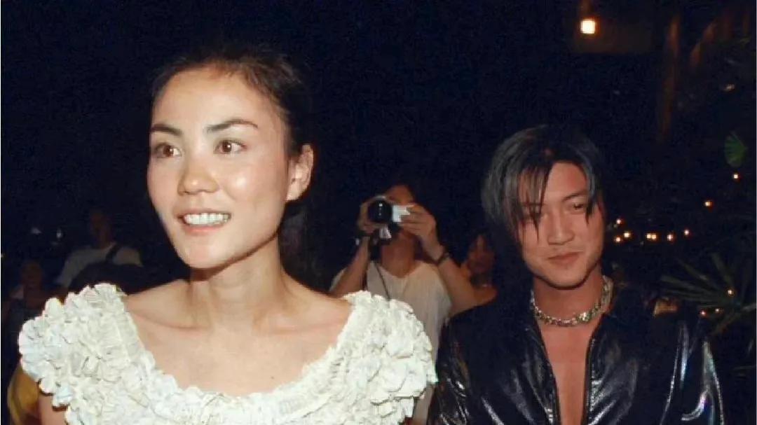 王菲|世纪大瓜！王菲谢霆锋牵手亮相机场，53岁王菲扎双马尾引热议