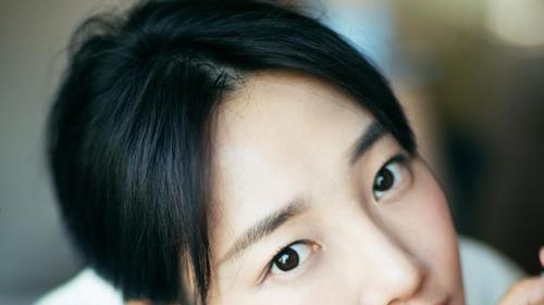 白百何|白百何《骄阳伴我》夜戏收工，皮肤白皙眼神清澈，与盛阳好配！