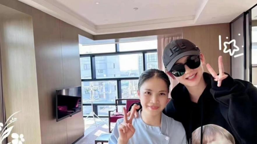 易建联|戚薇产二胎后携全家游泰国，筷子腿白到发光，4个月儿子未在身边