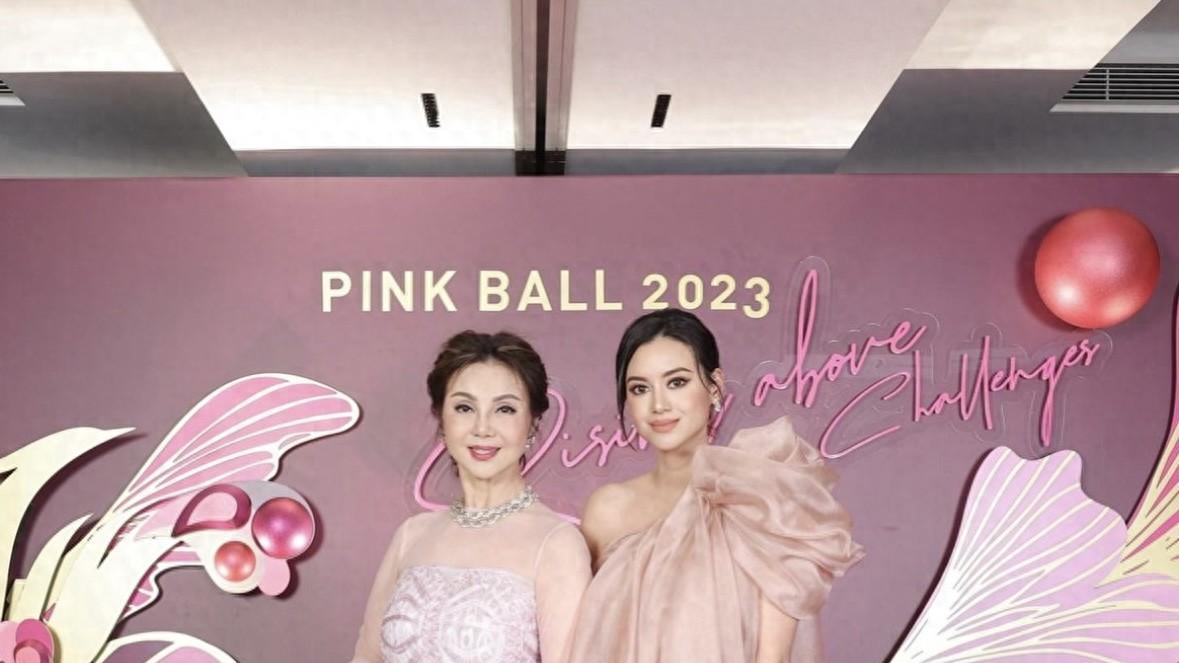 56岁吴婉芳携儿媳参加舞会，婆媳合照如同姐妹，儿媳称其是绝世美女