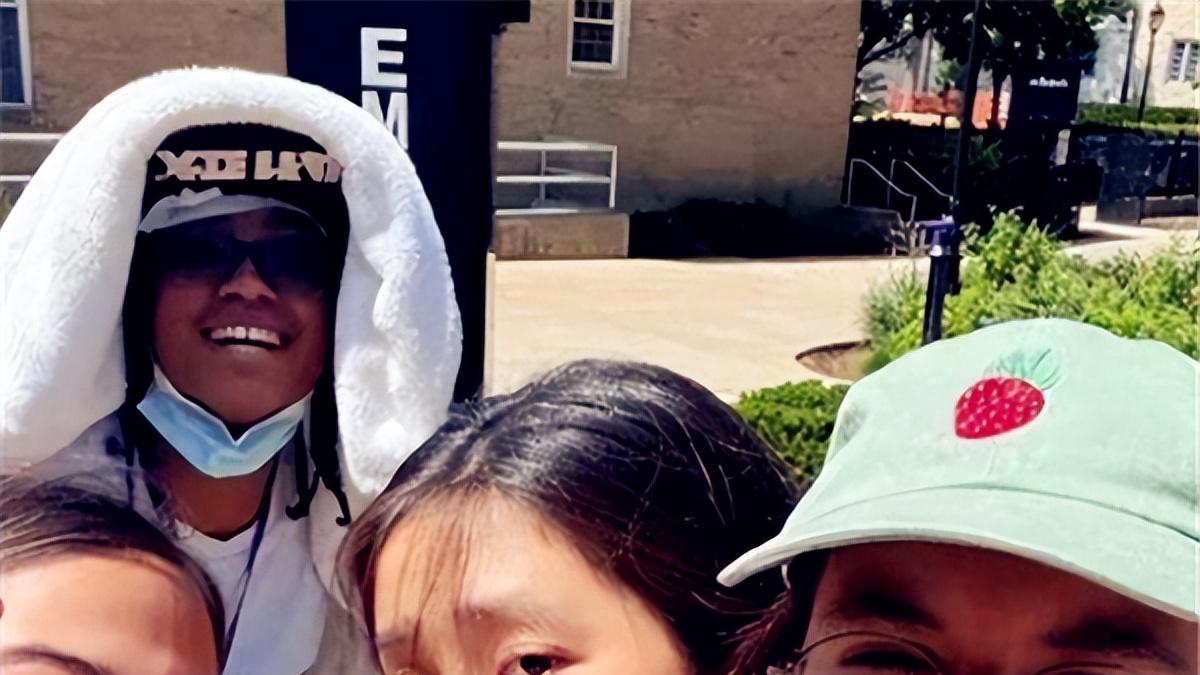 黄多多留美后放飞自我，找男友穿情侣装，秀傲人身材！黄磊有点尴尬