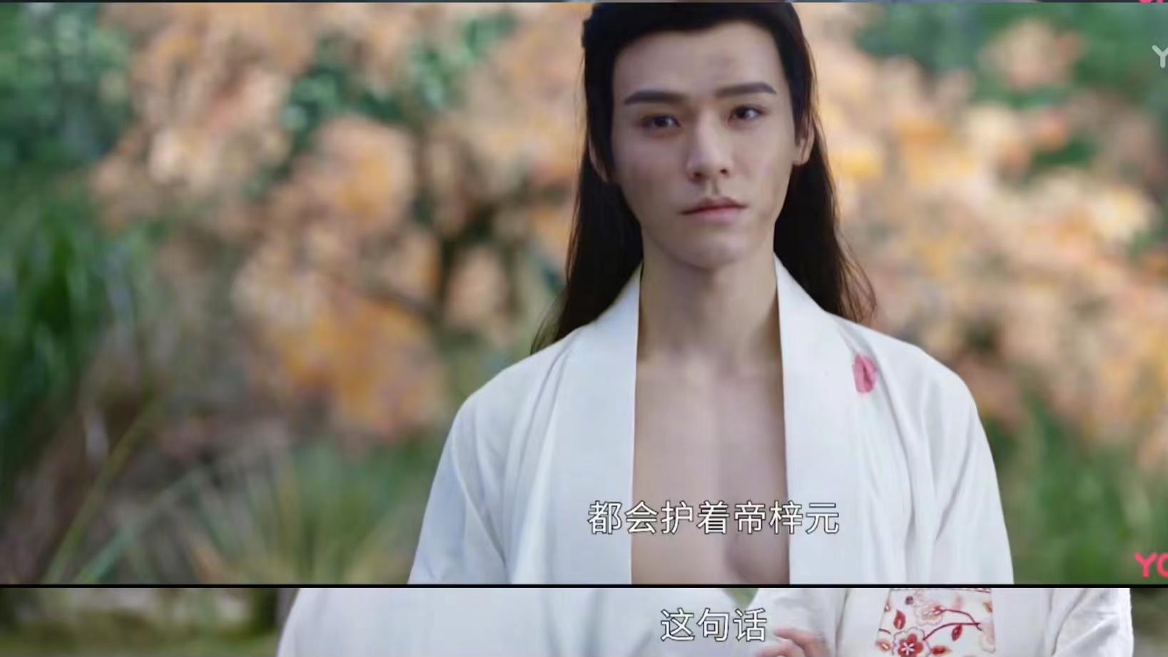 同样演“受伤露腹肌”，将龚俊、成毅放一起比较，差异就出来了