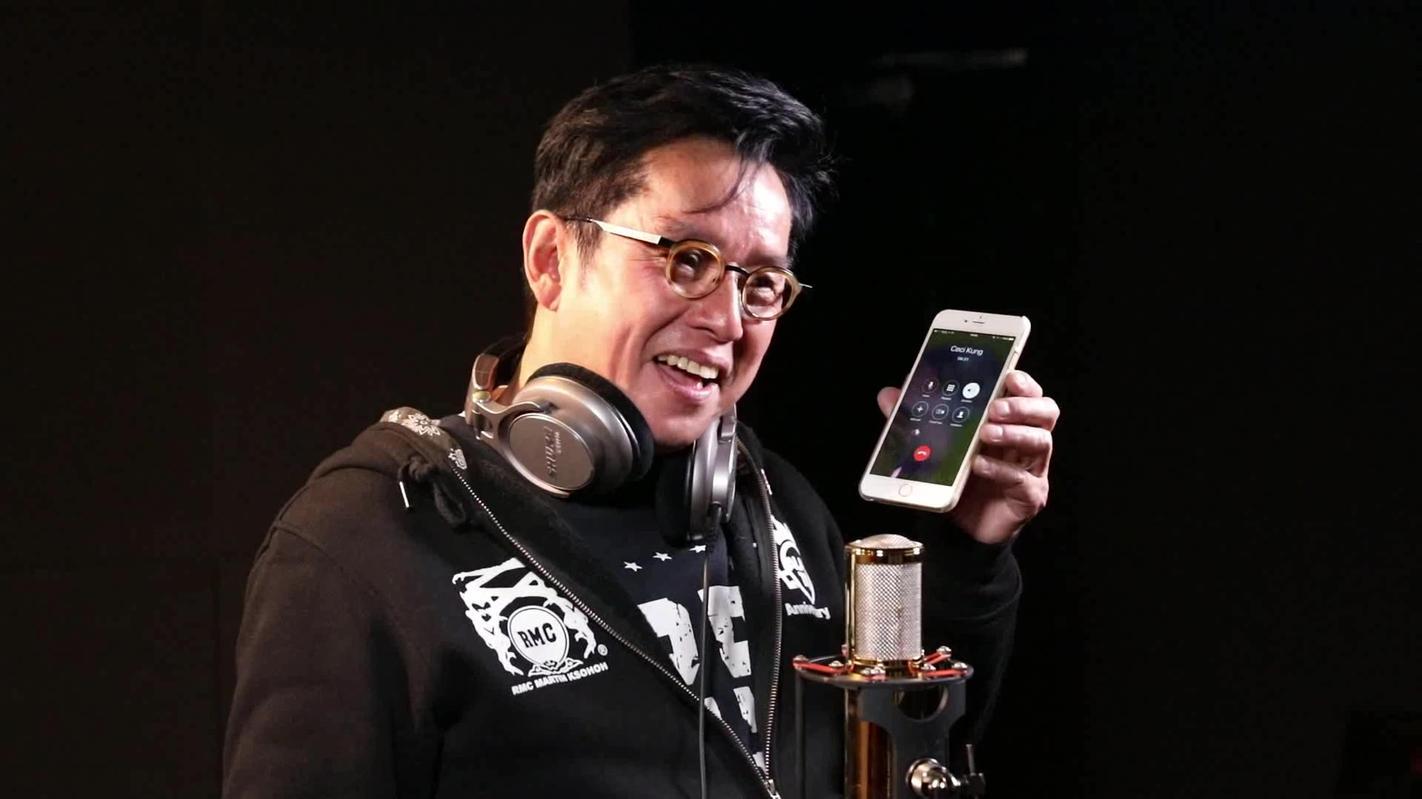 谭咏麟|一周要踢四场球的72岁谭咏麟：人不工作才容易老，他为什么还不退休？