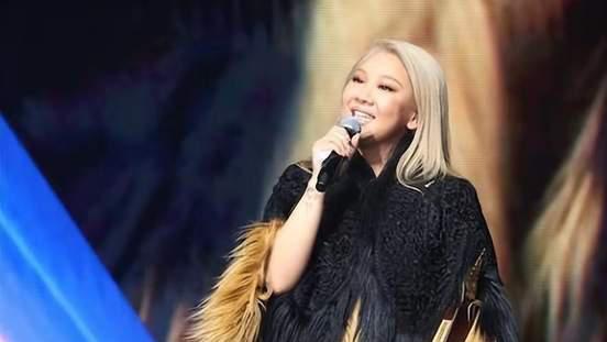 |35岁郑欣宜泪洒舞台，连摘两座奖杯，却直呼遭遇人生低谷