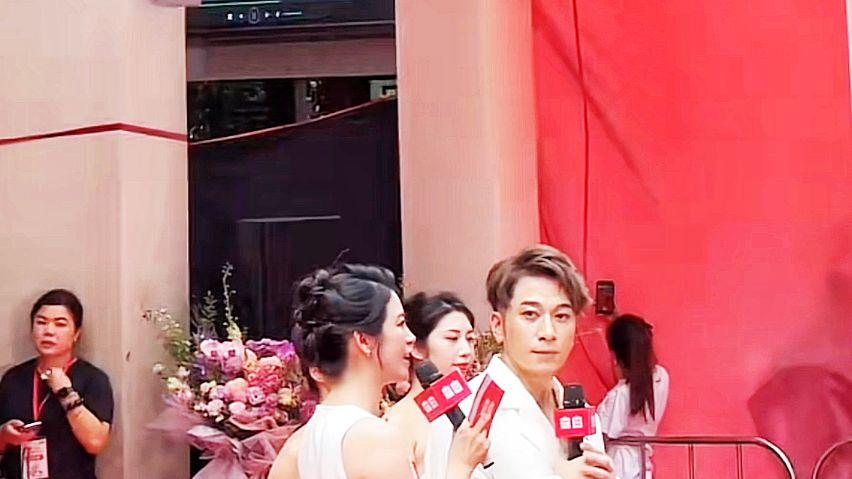 43岁吴卓羲广州参加活动，脸色红润引众人围观，“男神永远不老”