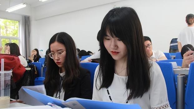 实习生误将消息发到工作群，尴尬到想挠墙，生硬转折也难扭转局面