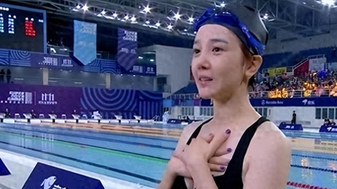 因发育过猛，惨遭国家游泳队淘汰，却被三流导演看上一炮走红