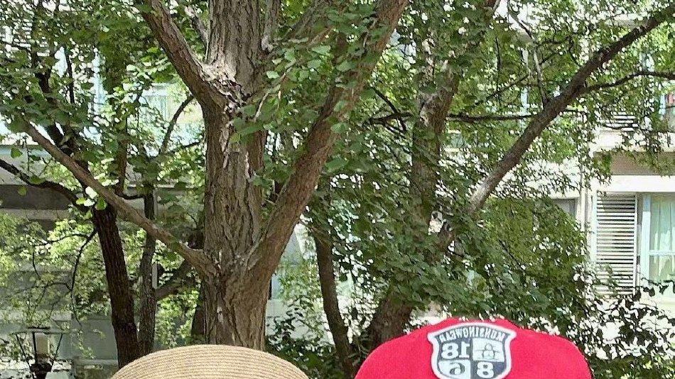 六小龄童|六小龄童夫妇庆祝结婚35周年，夫妻比心贴脸超亲密，家中环境曝光