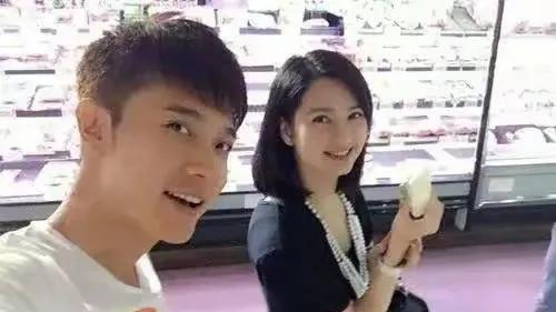 洪欣|洪欣承认与张丹峰没分手，时隔四年再次为毕滢解围，网友看出疑点