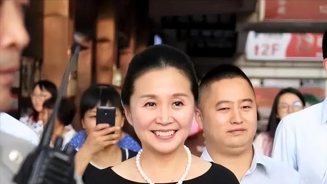 那英|离开《非诚勿扰》节目后，配角黄菡怎么样了？