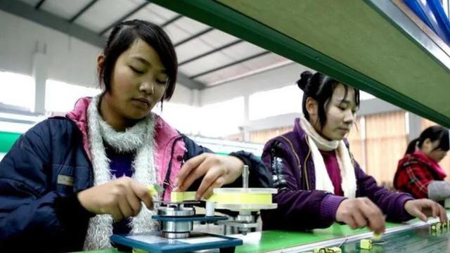 妈妈带15岁女儿送外卖，期待女儿独立，深陷自我感动，真糊涂