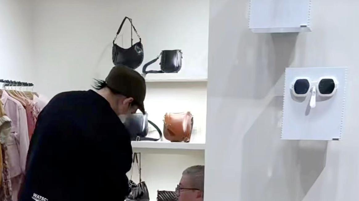 林青霞|68岁林青霞素颜逛街，与外国男友人关系亲密引猜测，两人数次被拍