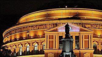 菲利普亲王|做英国女王替身34年，她一分不取，气质像到连女王丈夫都牵错手