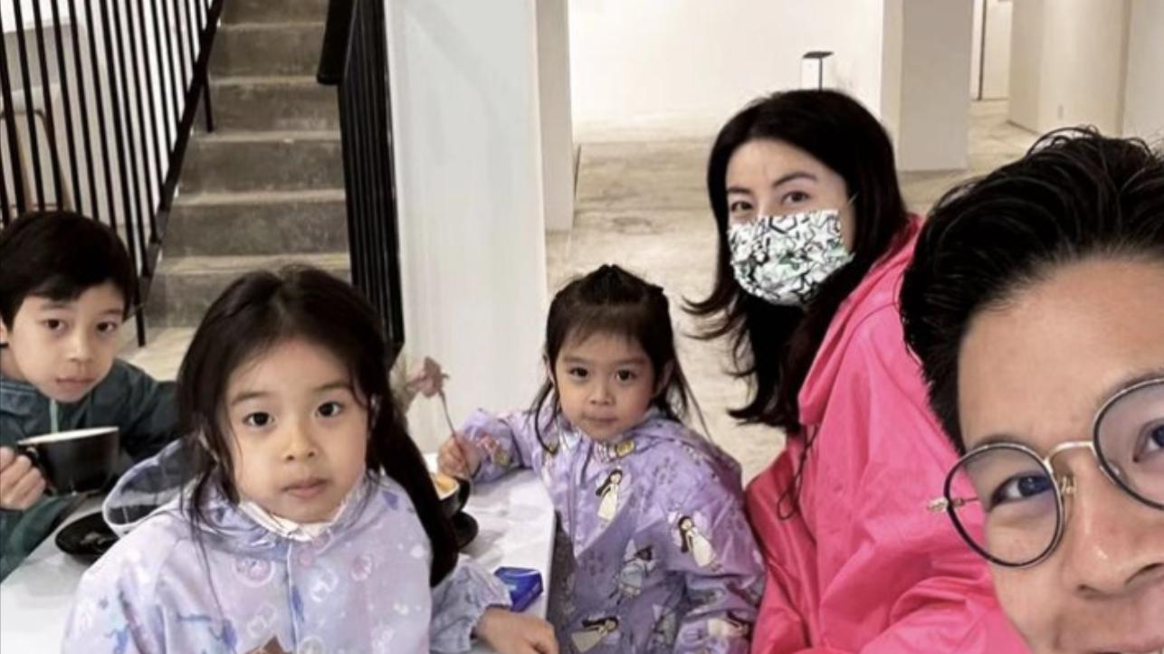 郭晶晶晒全家福为霍启刚庆生，豪宅大客厅曝光，满地衣服一片狼藉