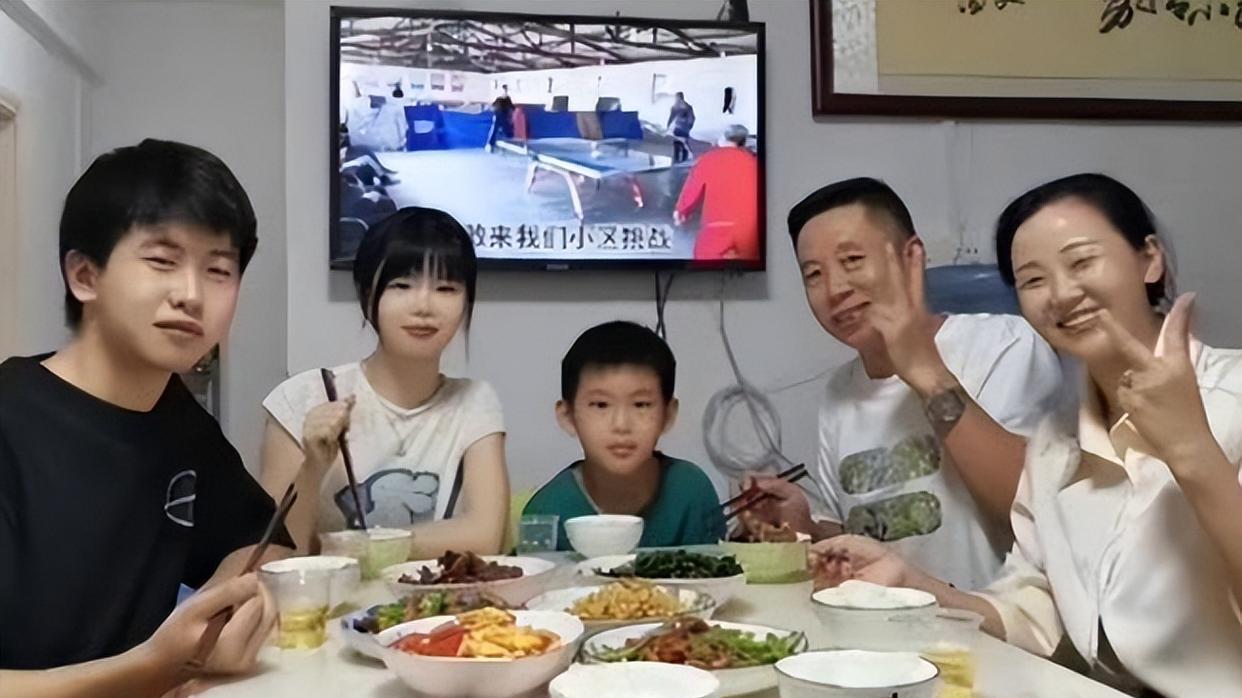 孙卓|孙海洋带孩子们参加婚礼，孙卓写礼账从容淡定，身边还有两个助理