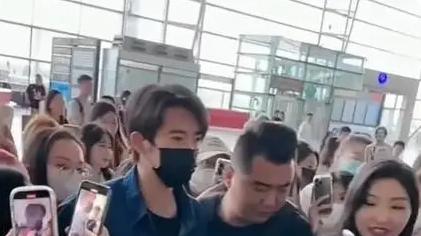 于适去机场女粉丝直接下手，他提醒女方保持清醒，理智追星求求了
