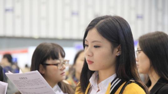 招聘|改行后又高薪招聘？航空公司年薪30万急招空乘，老员工却不想回去