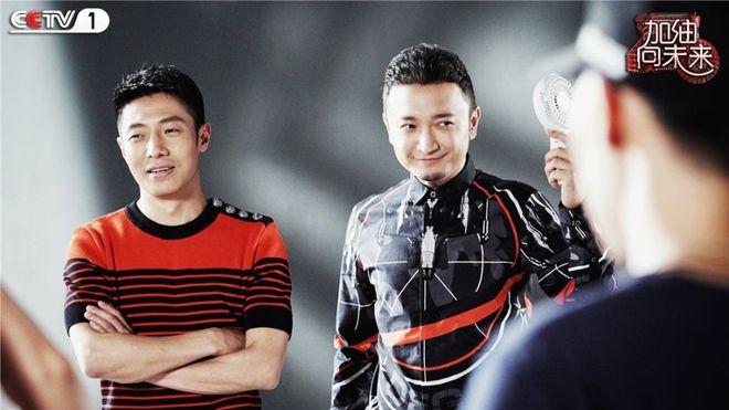 |格买提录节目意外摔伤！撒贝宁展现真情帮助处理伤口