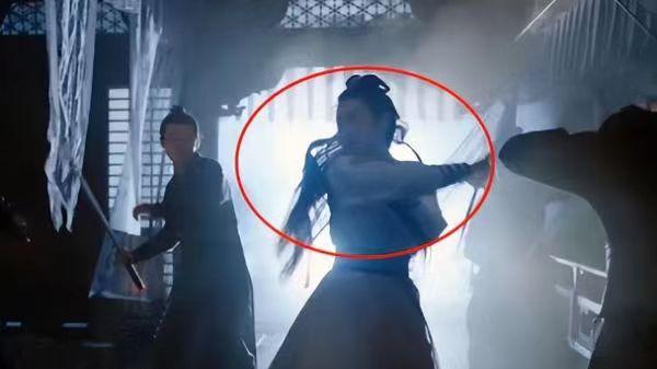 《一念关山》首播收视爆表，刘诗诗演技受争议，频繁用替身露馅，假吃端着板脸装