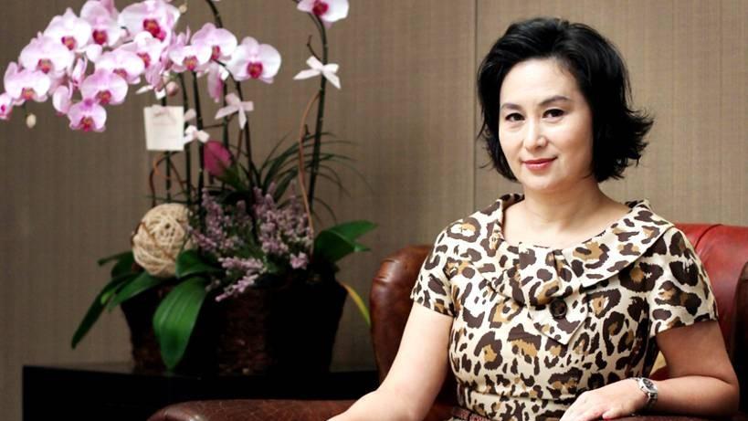 何超琼|稳占C位的何超琼参加活动，佩戴黑珍珠项链高调炫富，已经力压赌王三太陈婉珍了