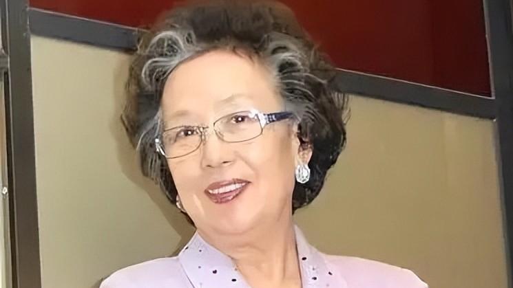 护肤 女人上了年纪适合烫“大卷”还是“小卷”？深度解析，很有说服力
