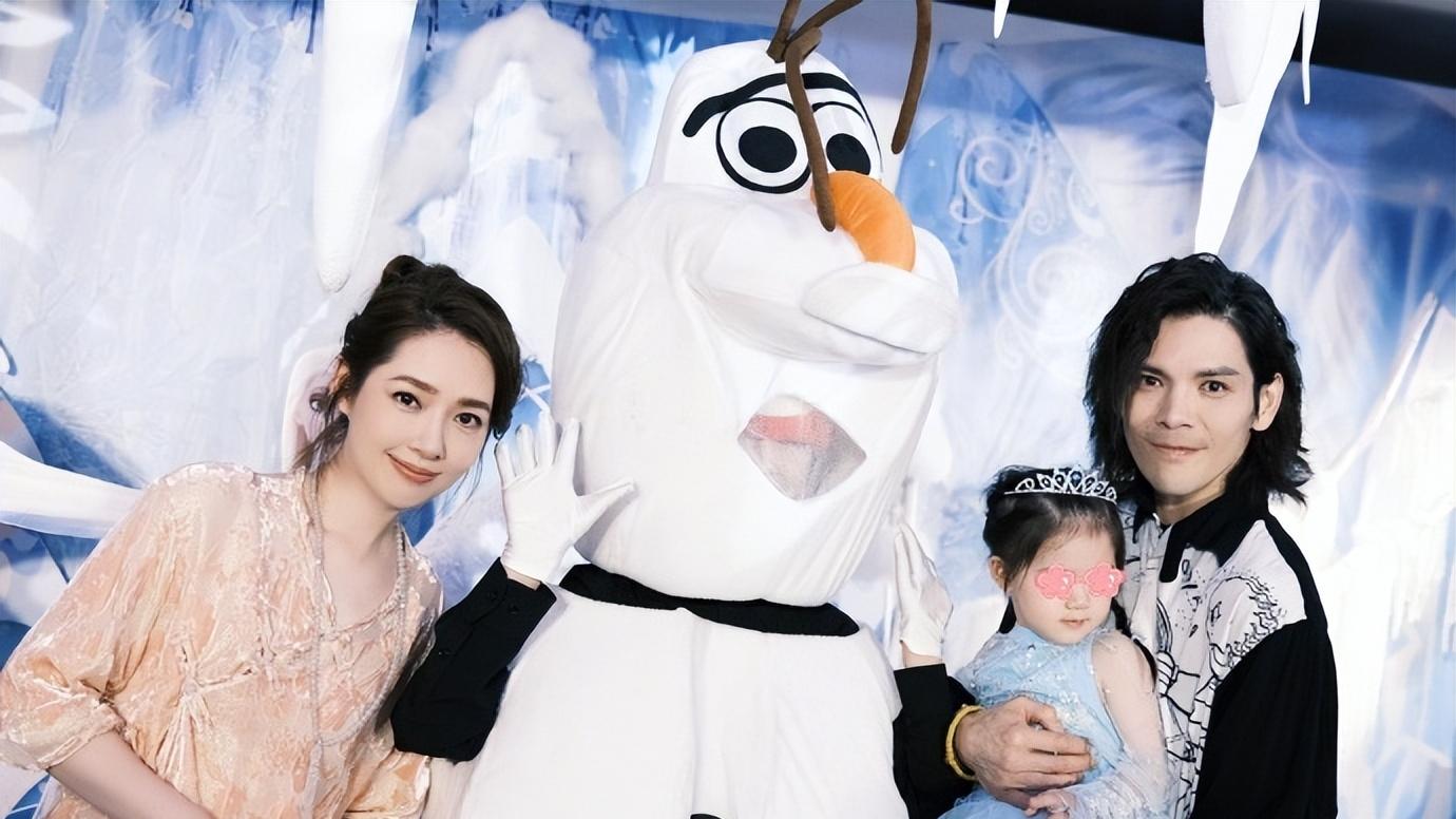 向太三岁孙女庆生，一身蓝色公主裙公主范十足，梳着小辫子超漂亮