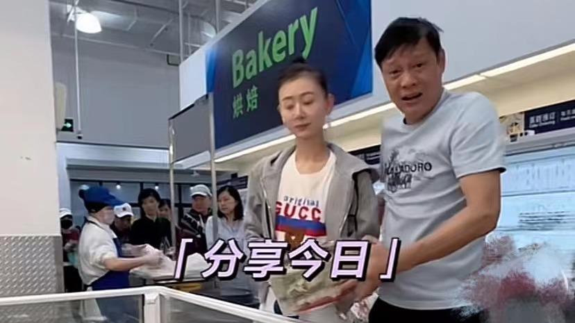 范志毅陪小17岁娇妻逛超市，拥入怀中贴脸宠溺，空姐前妻久违现身