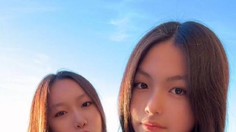 14岁王诗龄近照曝光，穿粉色抹胸裙粉嫩惊艳，肩颈线优越又瘦又美