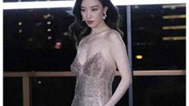 “大秀春光”不害臊，娱乐圈的“流氓艺术”，是时候该管管了！