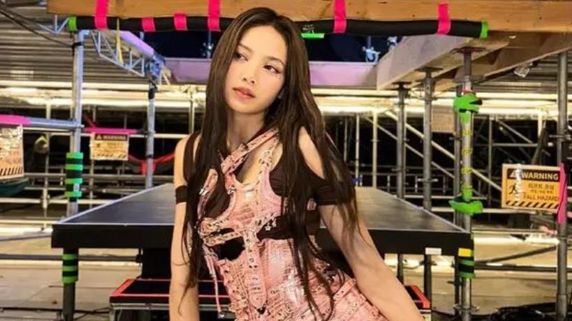 Lisa疯马秀首演爆火赚足流量，让半个巴黎城发疯