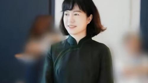 47岁翁帆终于自由！独自一人出国聚会笑容甜美，101岁杨振宁终于放手