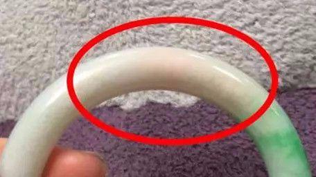 白底青翡翠手镯，捂了一天热水袋后，怎么突然变色了？