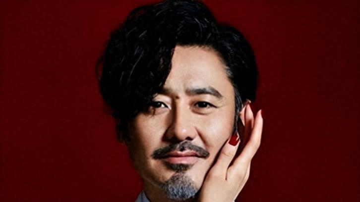 善恶终有报，54岁移居美国的吴秀波，从叔圈顶流变成了发福的大叔！