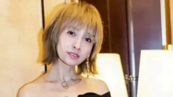吴昕 40岁吴昕瘦太多，头大身小撞脸鲁豫？