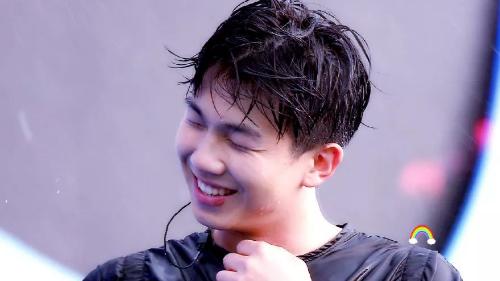 白举纲|从快乐男声到实力歌手，白举纲穿一身黑衣服演唱《蠢梦》，实力演绎现场硬核表演