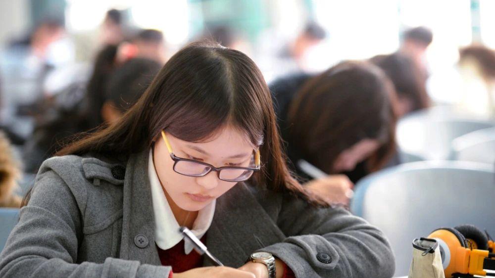 女孩|女孩考公5年失败患精神分裂，父母要做孩子的导师，而非规划师