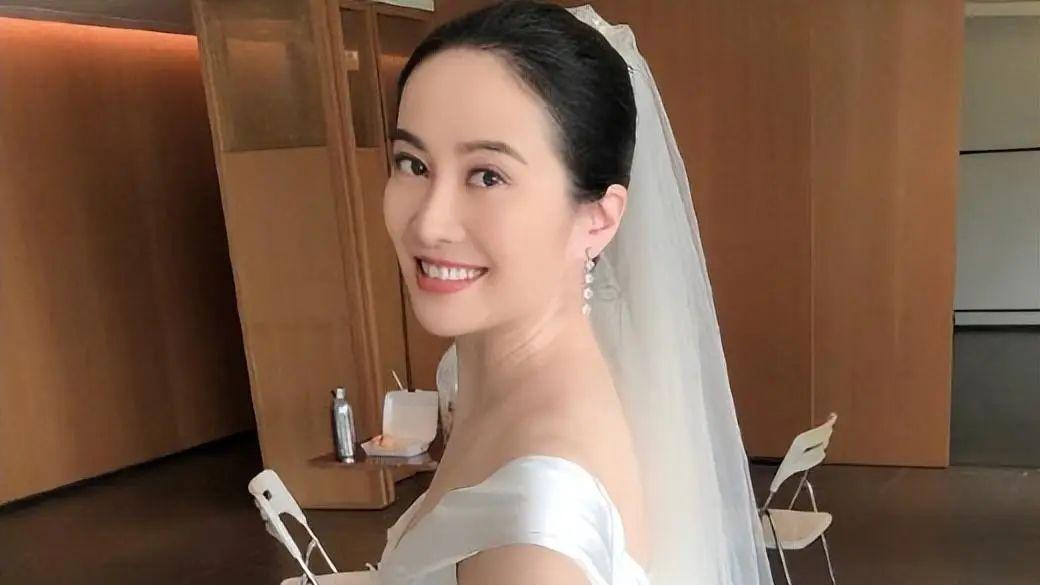 尴尬！43岁叶璇宣布婚讯，穿着发黄脱线的婚纱，戴着银婚戒，却无人祝贺