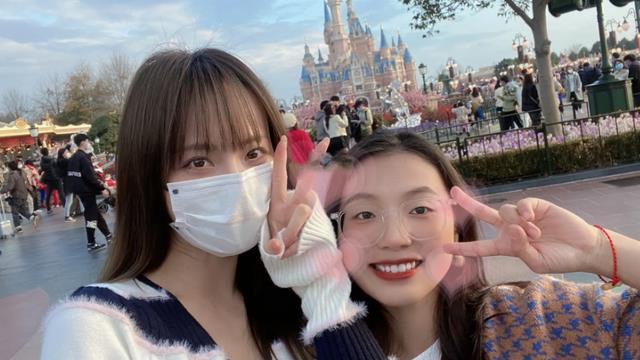 张嘉倪|张嘉倪婚变后逛迪士尼被偶遇，彻底放下买超，一句爱得起不是空谈