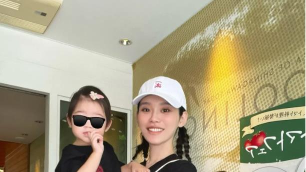 奚梦瑶晒1岁女儿正面照！神似翻版梁安琪，眉毛和爸爸一模一样