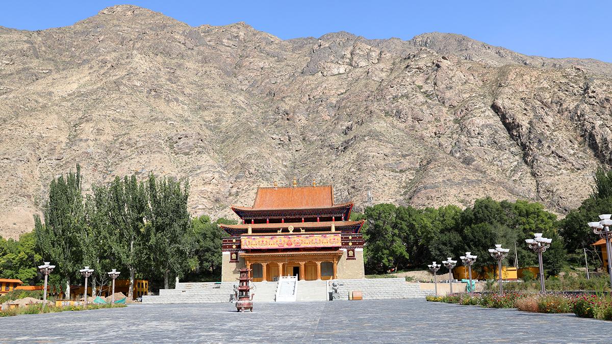巴音郭楞|藏在天山深处的小布达拉宫，探秘新疆最大的藏传佛教圣地