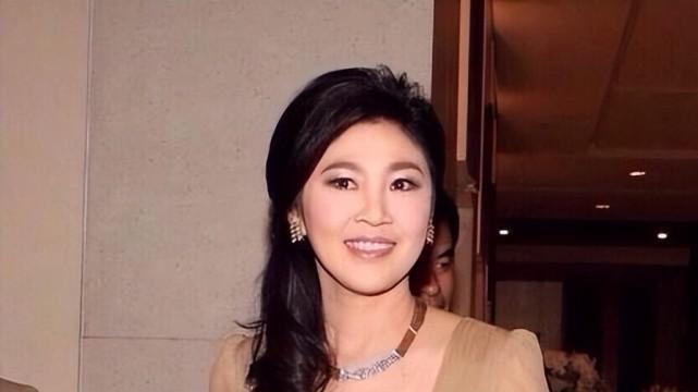 穿衣搭配 泰国前首相英拉越老越美，穿套装干练大气，中年阿姨也好有魅力