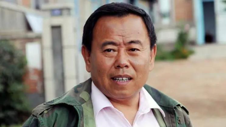 脐带|潘长江回应全家移民美国！豪宅中抱猫散步，回复网友哭笑不得