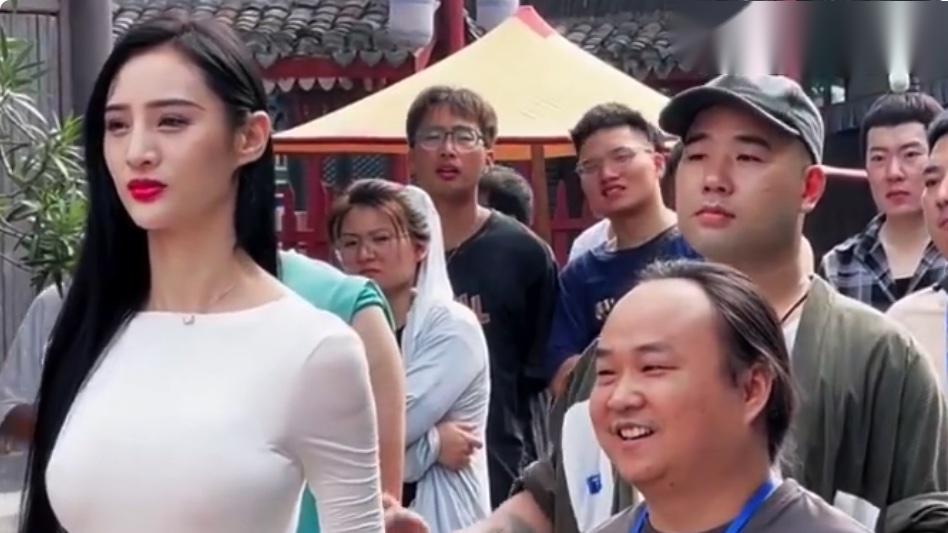 风情万种不等于袒胸露背！这6位演潘金莲的女星，个个撩人于无形