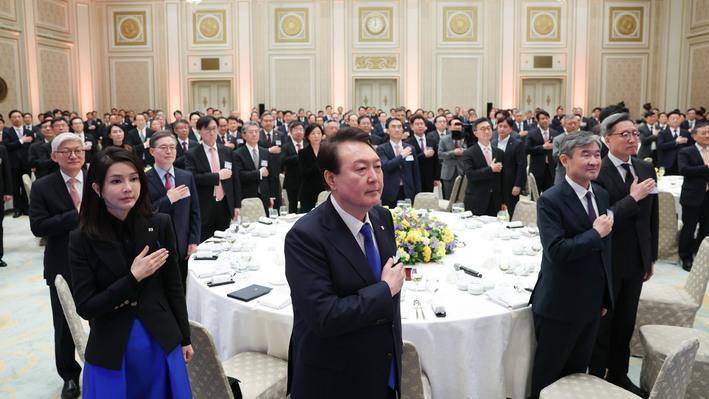 韩国 50岁韩国第一夫人罕见穿蓝裙！“整容脸”超显嫩，脖颈却是死穴