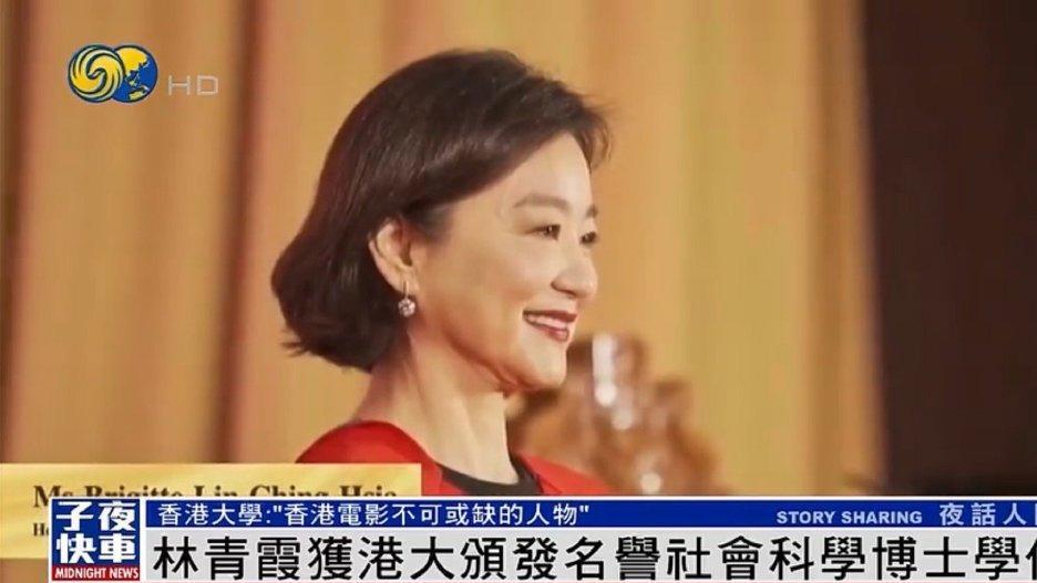 梦中的那片海|68岁林青霞看京剧，和大师交头接耳显亲密，两位友人都戴千万翡翠