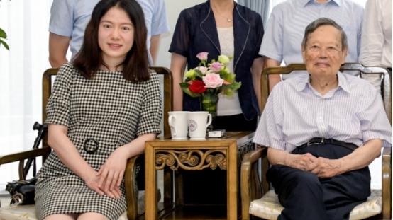 101岁杨振宁被曝病危，已经准备去世物料，翁帆24小时悉心照顾