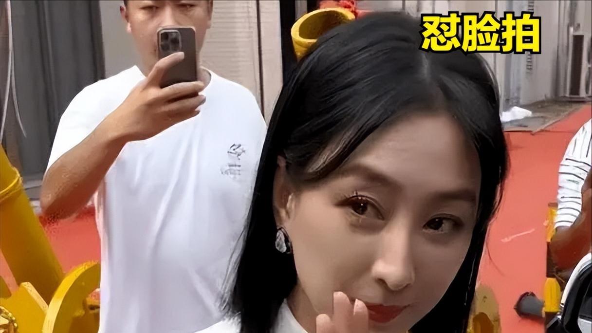 马苏出席网红生日会，网友：沦落给网红当陪衬，是有多缺钱？